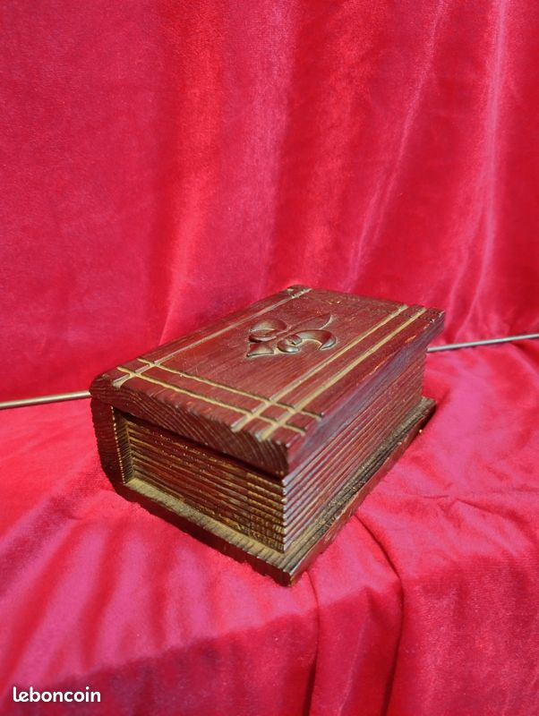 Boîte Décorative en Bois Sculpté Style Livre Ancien - Fleur de Lys (image 2)