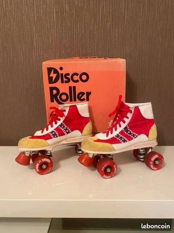 Patins à roulettes anciens image stock. Image du agrafe - 49485005