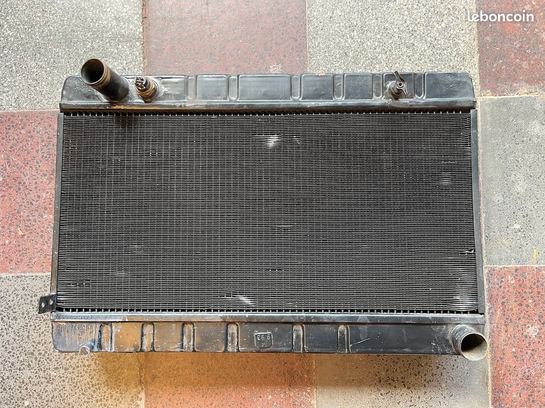 Ferrari 308 radiateur d'origine (image 1)