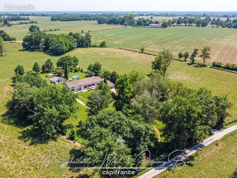 Maison 7 pièces 273 m² · à Saint-Bénigne · 273 m² · 480 000 €
