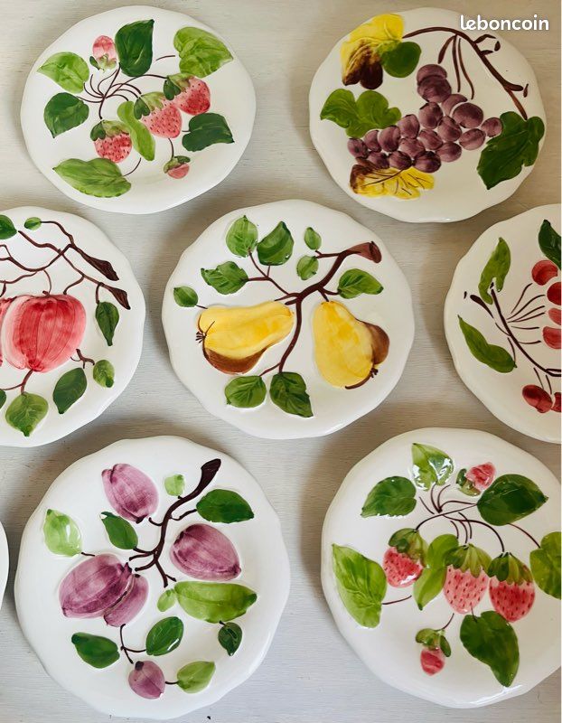 Assiette vintage en barbotine, au joli décor à relief de fruits, rare et tendance (image 1)