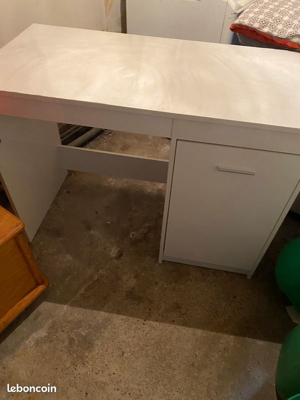 Bureau (image 1)