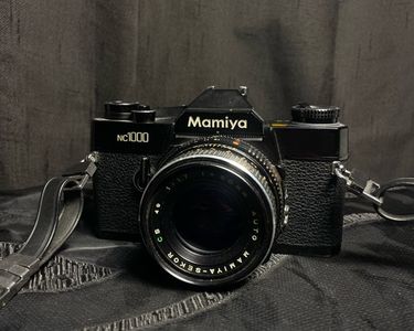 Appareil Photo Reflex Mamiya NC1000 Avec Objectif 50mm F/1.7 - Format 35mm, Mise Au Point Manuelle - Occasion Bon état