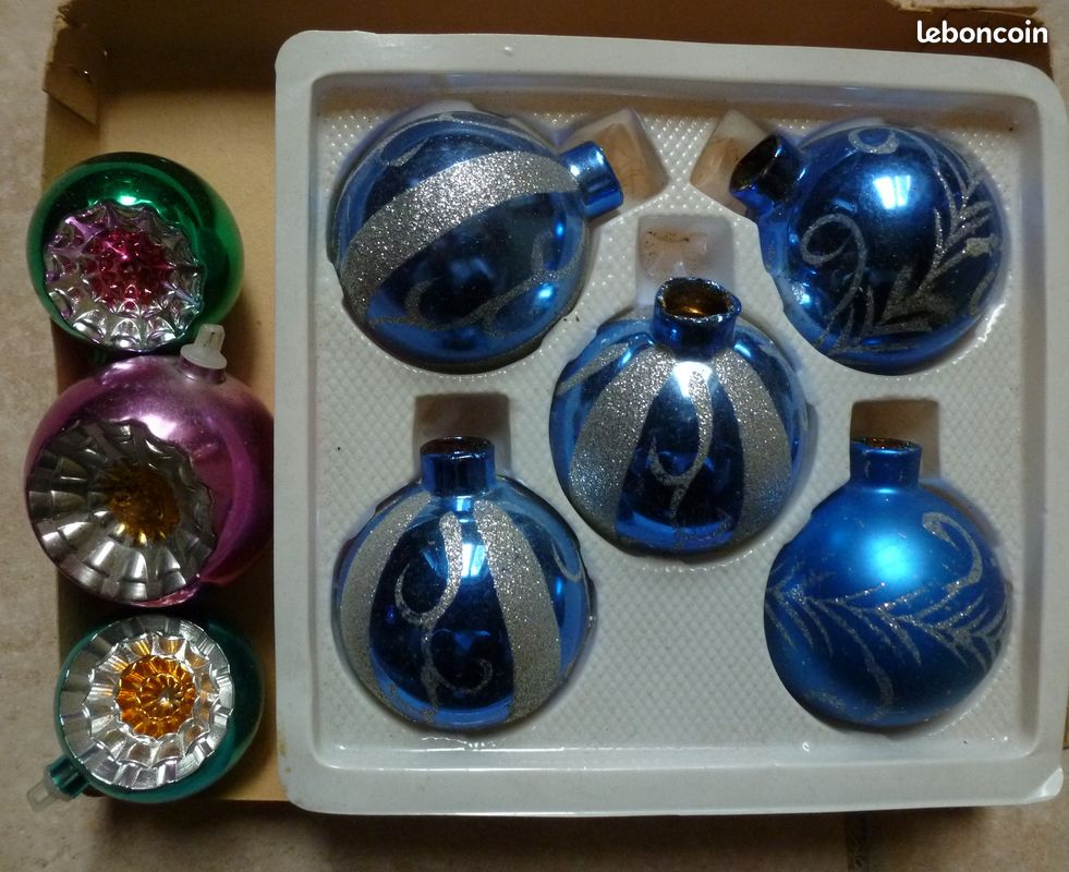 Image de style rétro des vieilles boules de Noël dans une boîte Photo Stock - Alamy