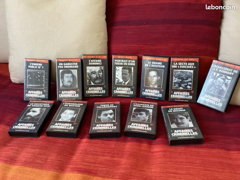 Lot de 12 cassettes vidéo sur les grandes affaires criminelles (image 1)