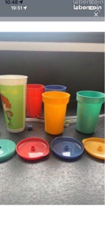Lot gobelets en plastique et paille (image 1)