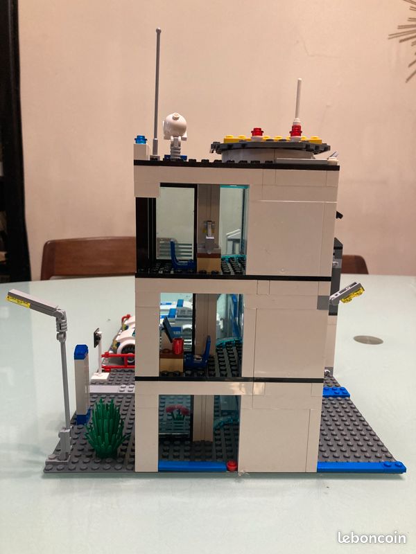 Jeu set Légo 7498 ( police station ) complet avec boite et