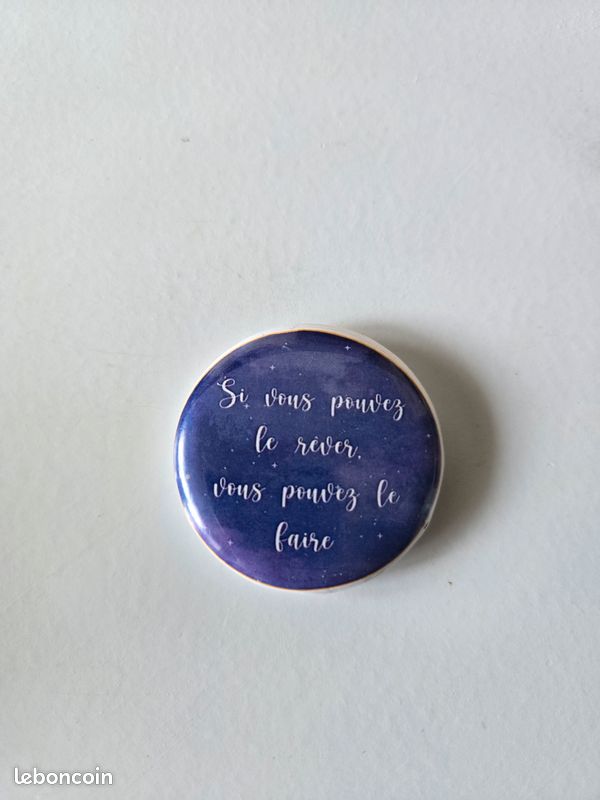 Badge / Broche (image 1)