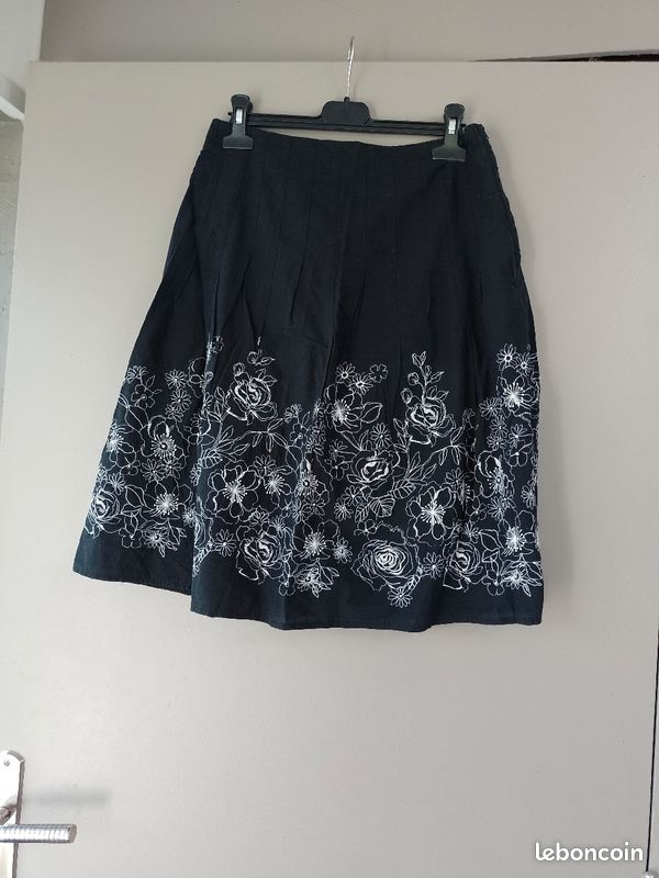 Jupe noire a fleurs blanches taille 38 (image 1)