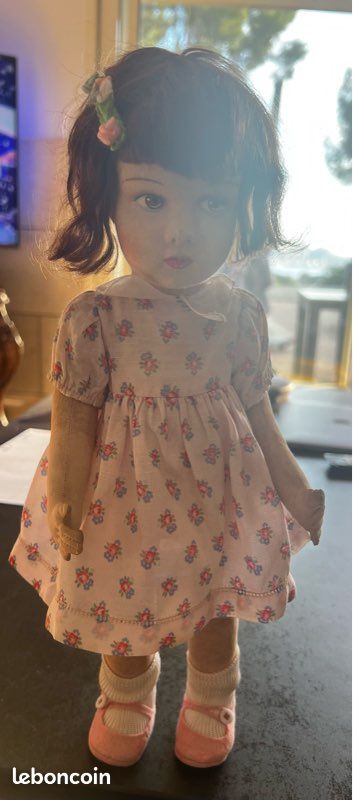 Poupée Bécassine en tissu. On joint une robe de Bécassine ancienne de