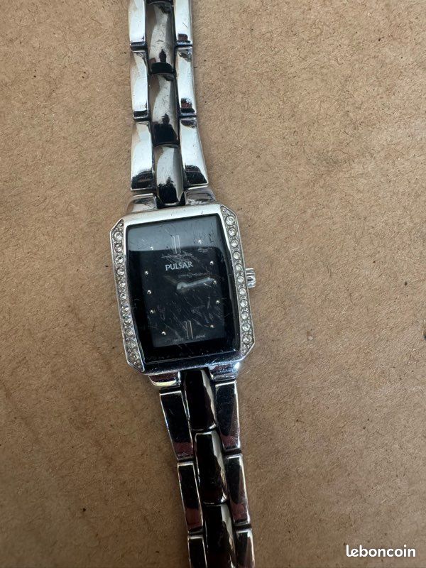 Montre femme Pulsar élégante – modèle rectangulaire avec strass
