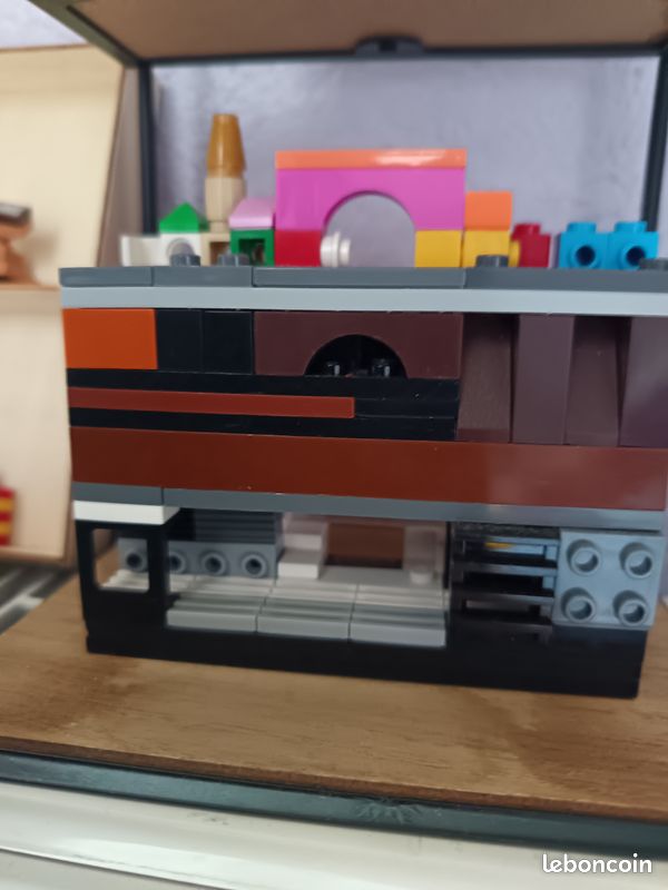 Lego biome de la ville miniature avec métro en dessous (image 1)