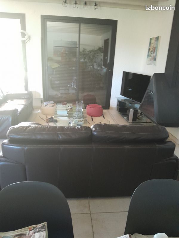 Vends 2 canapes en cuir et une table en verre (image 4)