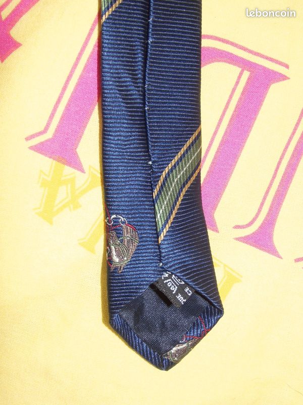 Cravate Vintage CARIOU De Quimper - Tissu Rétro Rouge, Ancienne Et Stylée