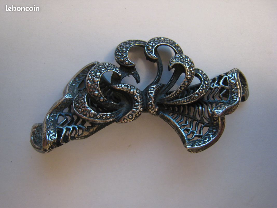 Broche Vintage Grande Taille - Dorée, Résine Sculpturale, Forme Libre, Occasion En Bon état