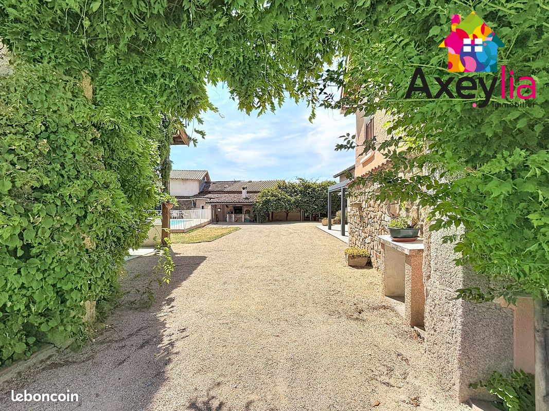 Maison 5 pièces 260 m² · à Civens · 260 m² · 370 000 €
