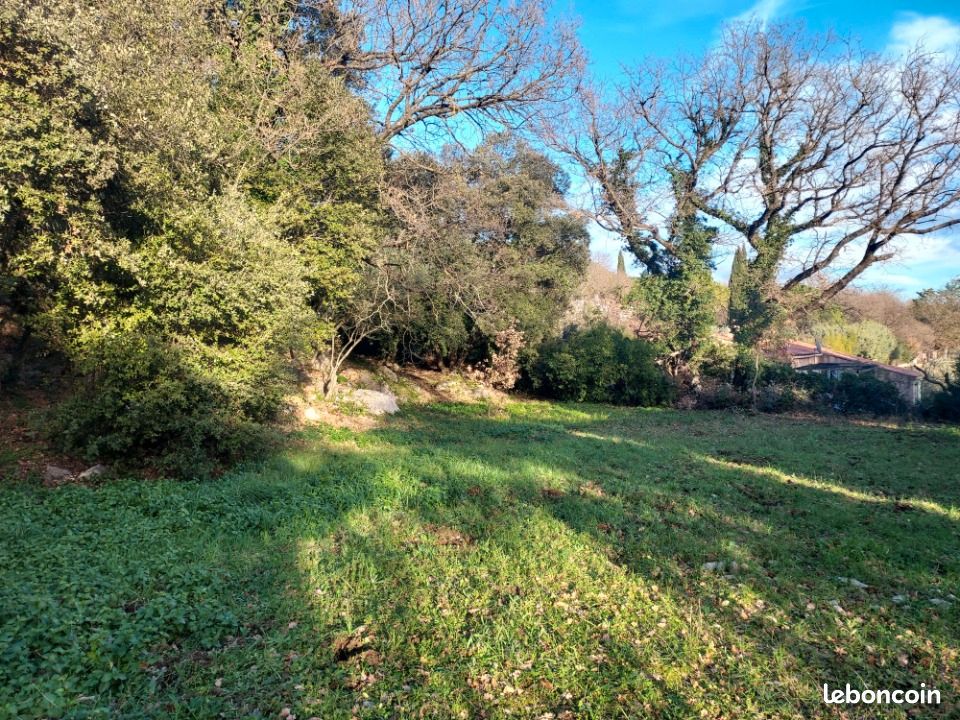 Terrain 921 m² · à Camps-la-Source · 121 000 €