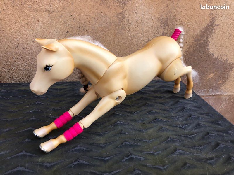 Cheval en plastique (image 3)