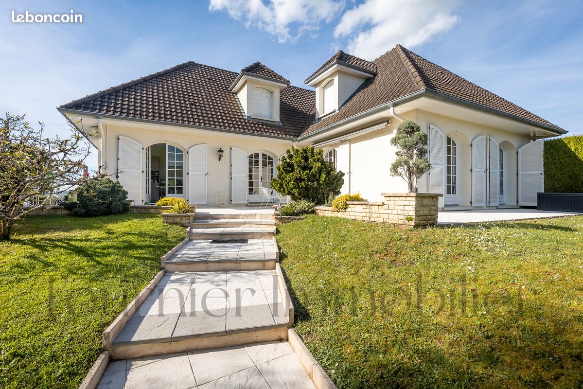 Maison 7 pièces 210 m² · à Geneuille · 210 m² · 370 000 €
