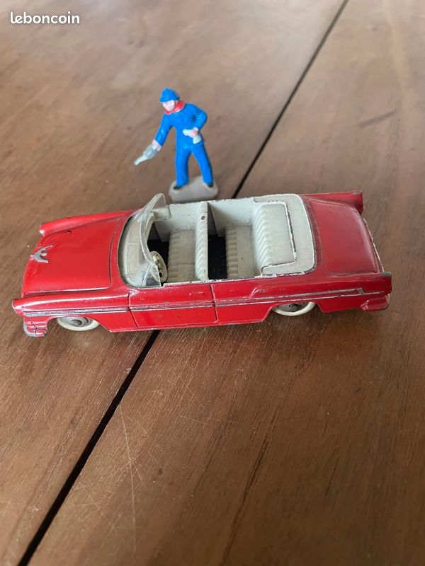 DINKY TOYS n° 24 A - Chrysler newyorker- Rouge, intérieurs blancs