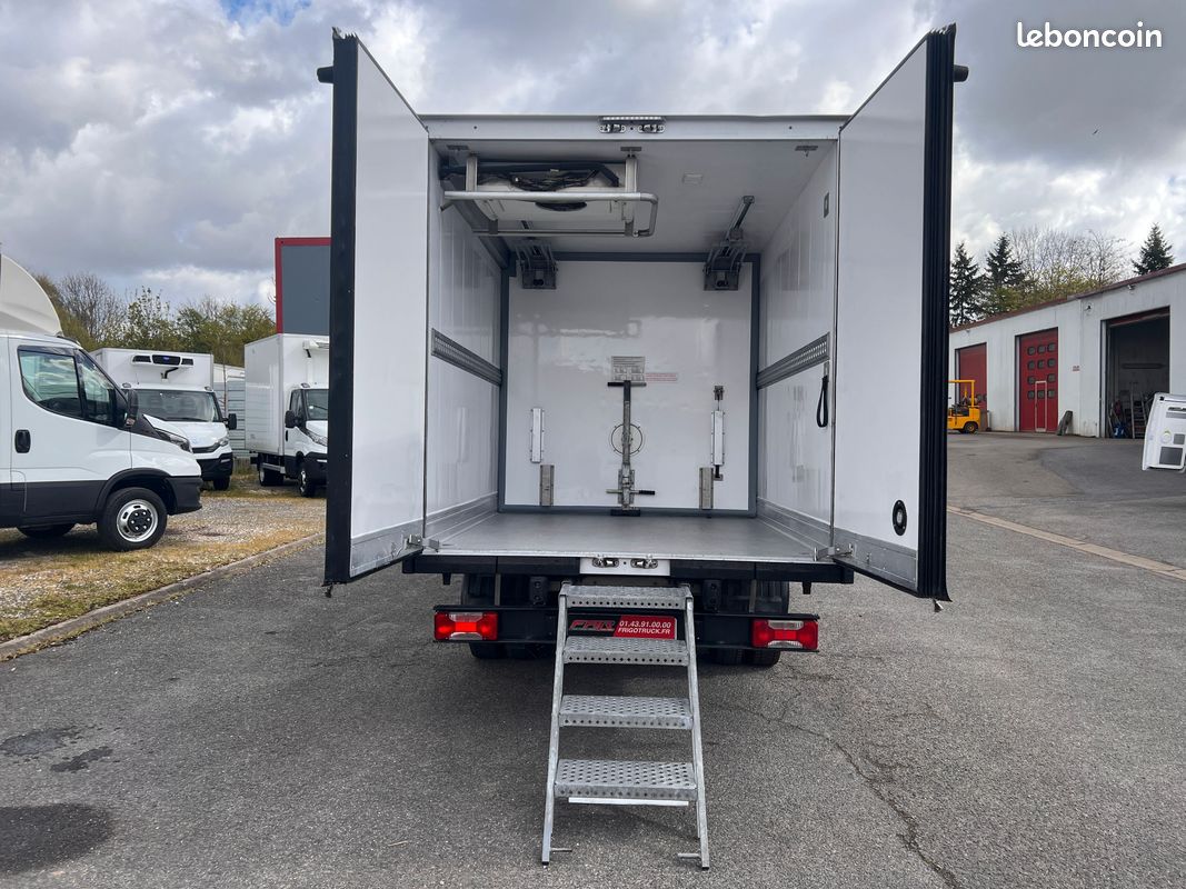 IVECO DAILY 35C14 Châssis Cabine Roues Jumelées 2.3 L 140 Ch EURO 6 BVM6 Frigorifique Bi-Température avec Porte latérale, Clim, Coupe vent et Cloison amovible - / Frigo Route et Secteur 380 Volts (image 5)