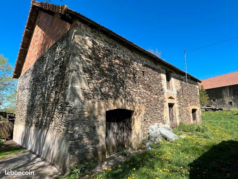 Maison 1 pièce 253 m² · à Génis · 253 m² · 54 000 €