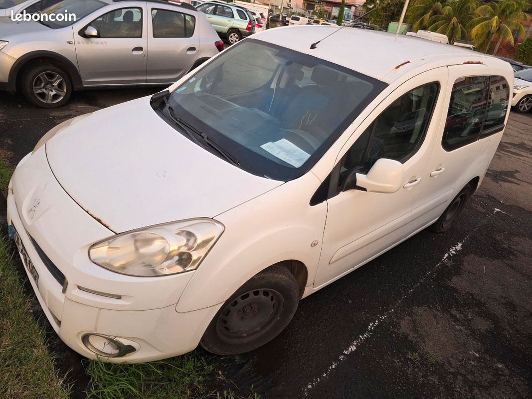 Vend Peugeot 5 place diesel boîte de vitesse manuelle contrôle technique OK ajouté prix 2990 fermé elle roule tél 805905 (image 1)