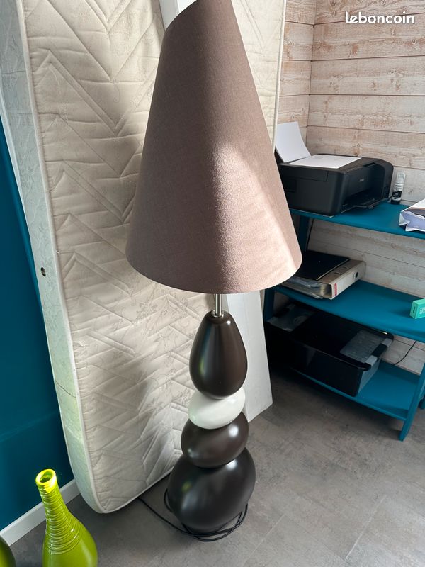 Lampe sur pied de salon - marron et beige forme de galets empilés (image 1)