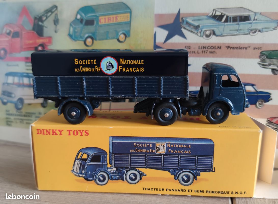 Voiture publicitaire VOLKSWAGEN Coccinelle de 1967 et caravane aux couleurs COCA COLA avec une échelle de 1/43 conçu par MOTOR CITY CLASSICS sur