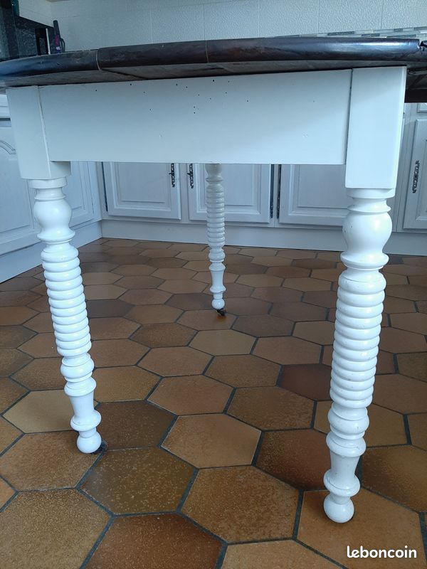 Table ronde en bois rustique (image 4)