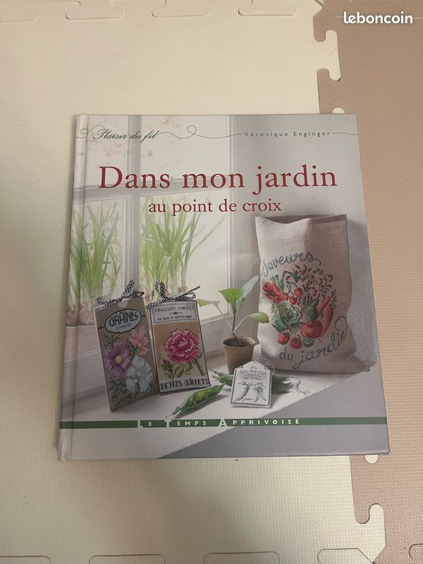 Dans on jardin au point de croix: Enginger, Véronique: 9782299001982: Aazon.co