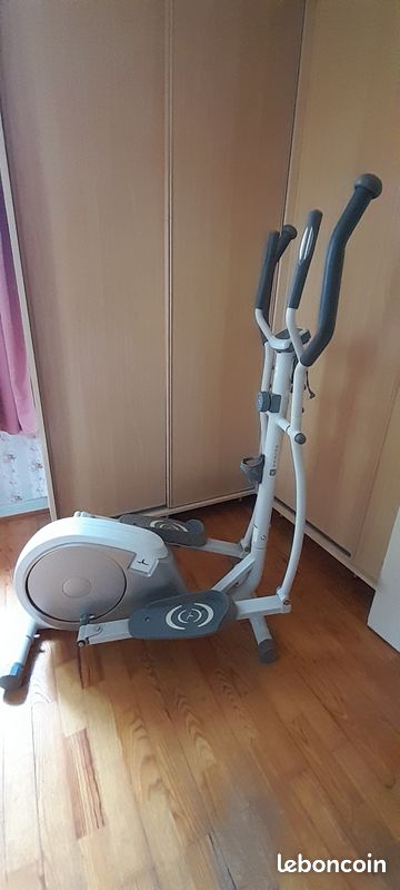Je vends ce vélo elliptique de la marque Domyos, parfait pour vos séances de fitness et de cardio-training à domicile. - Type de produit : Vélo elliptique - Marque : Domyos - Activité/Sport : Fitness, (image 1)