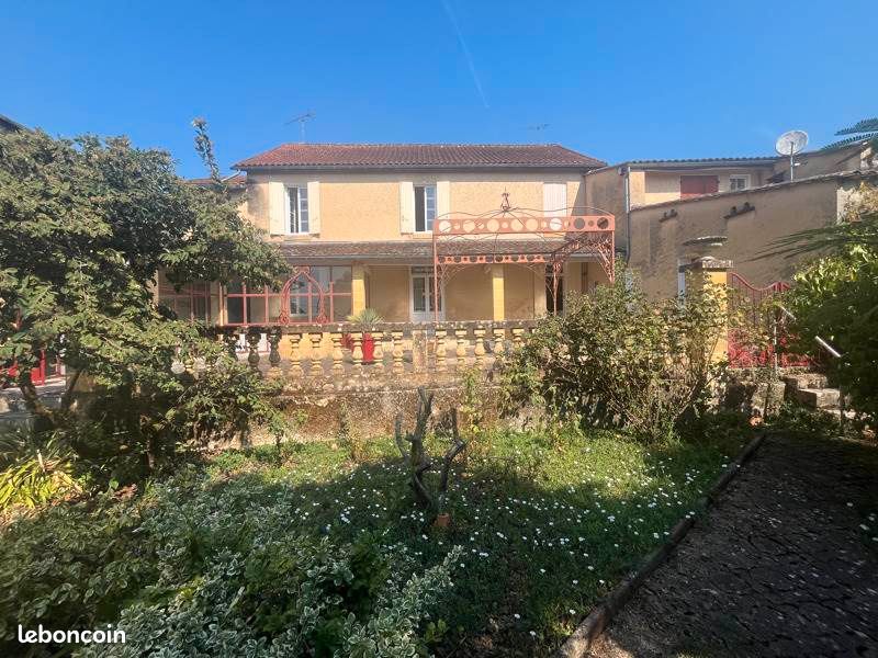 Maison 9 pièces 330 m² · à Villefranche-de-Lonchat · 330 m² · 187 424 €