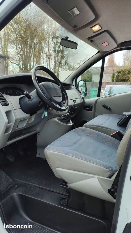 RENAULT TRAFIC II 2.0L ESSENCE 120 ch UTILITAIRE - L1H1 - FOURGON - 3 PLACES - CLIMATISATION - 1ère MAIN - ENTRETIEN RENAULT - TRES PROPRE (image 2)