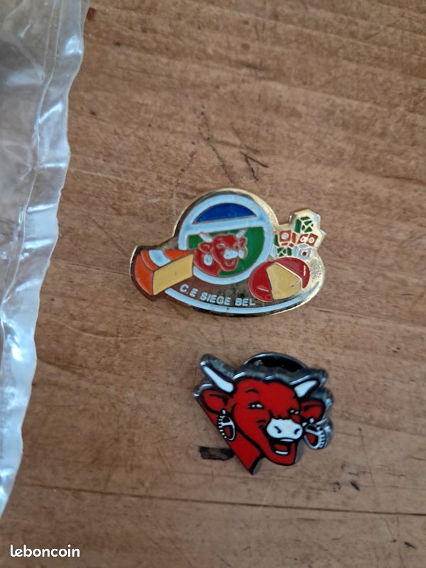 Badge Broche Petite Vache Orange En Plastique - Marque Freak Scene, Modèle RDA - Neuf Avec étiquette