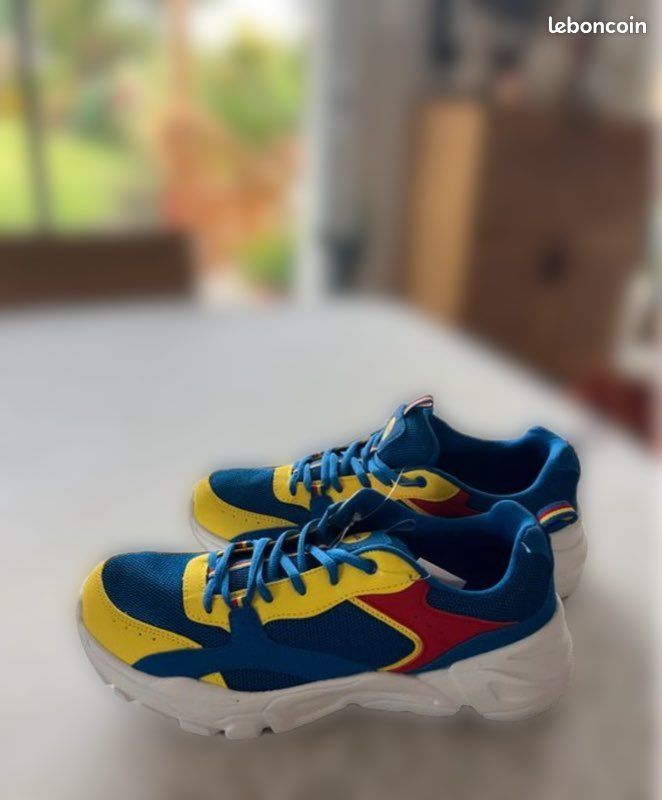 Sneakers (image 1)