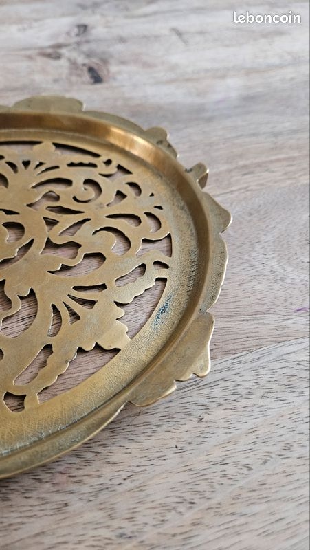 Dessous De Plat Plateau Laiton Doré Motifs Pommes Années 70 – Vintage