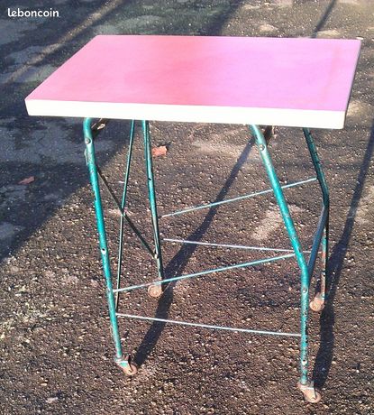 Table pliante en métal couleur rouge, camping vintage