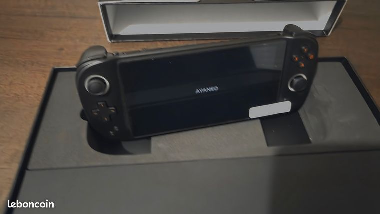 Console portable AYANEO SLIDE avec AMD Ryzen 7 7840U et clavier intégré (parfait état)