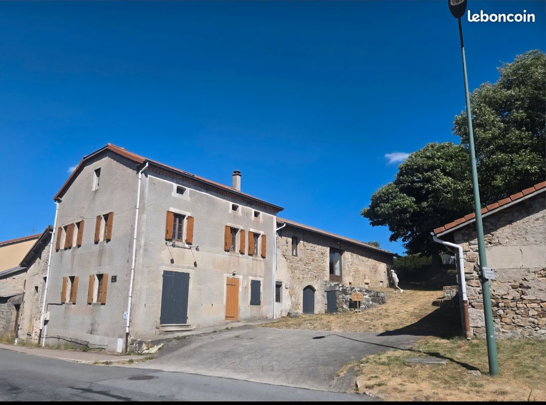 Maison 10 pièces 350 m² · à Saint-Bonnet-le-Froid · 350 m² · 229 000 €