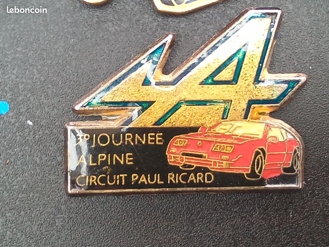 Pin's Rare – Renault Charleville – Garage – Logo Voiture – Métal – TTBE