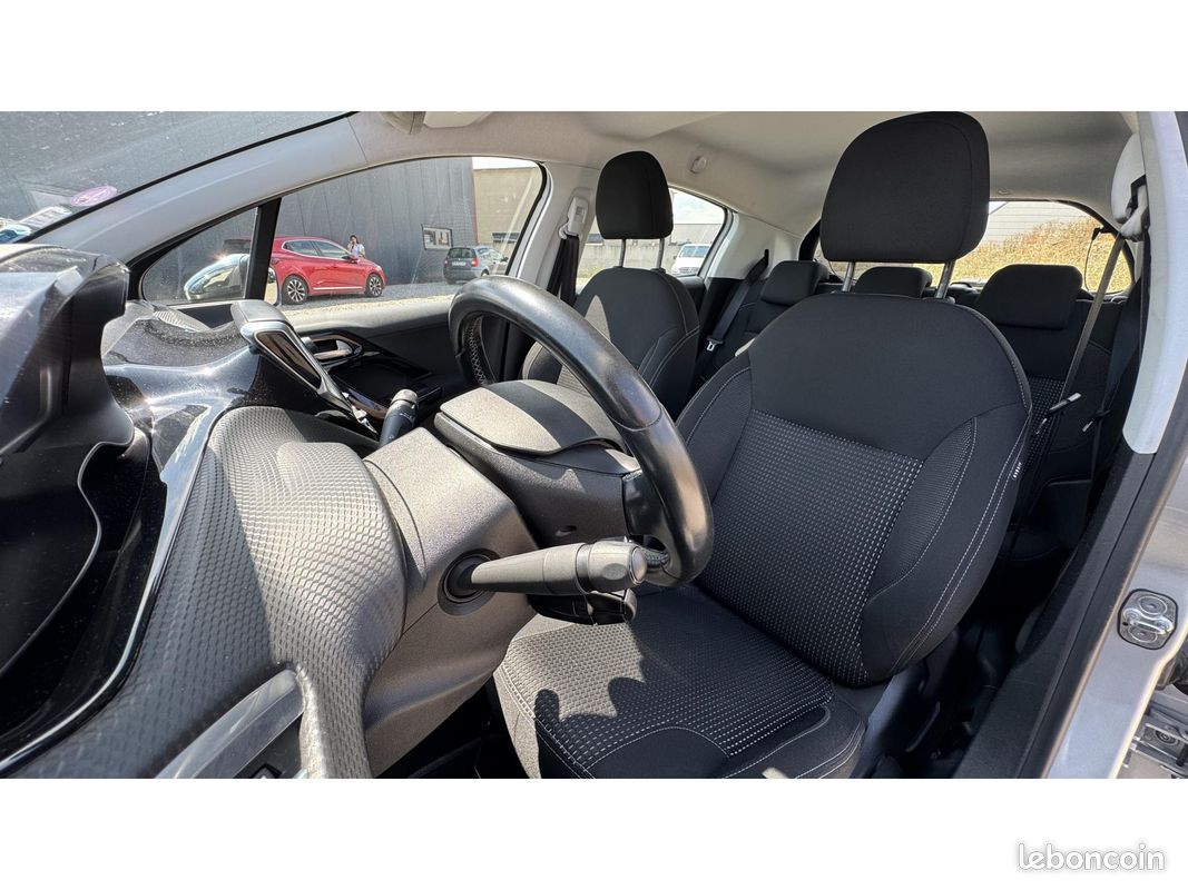 PEUGEOT 208 1.2i 12V - 82 Style (image 20)
