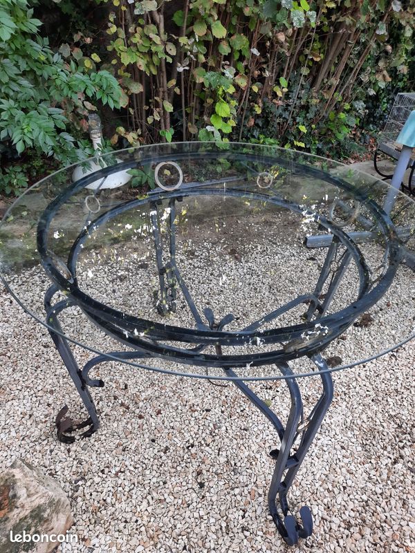 Table et chaises en fer forgé (image 1)