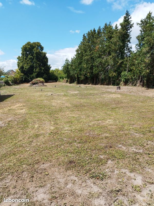 Terrain à construire ou terrain prêt à bâtir sur la ville de Loudun (86), proche du centre ville. Superficie 1243 m2 · 35 000
