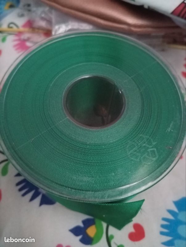 Gros rouleau de ruban satin vert. 7cm (image 2)