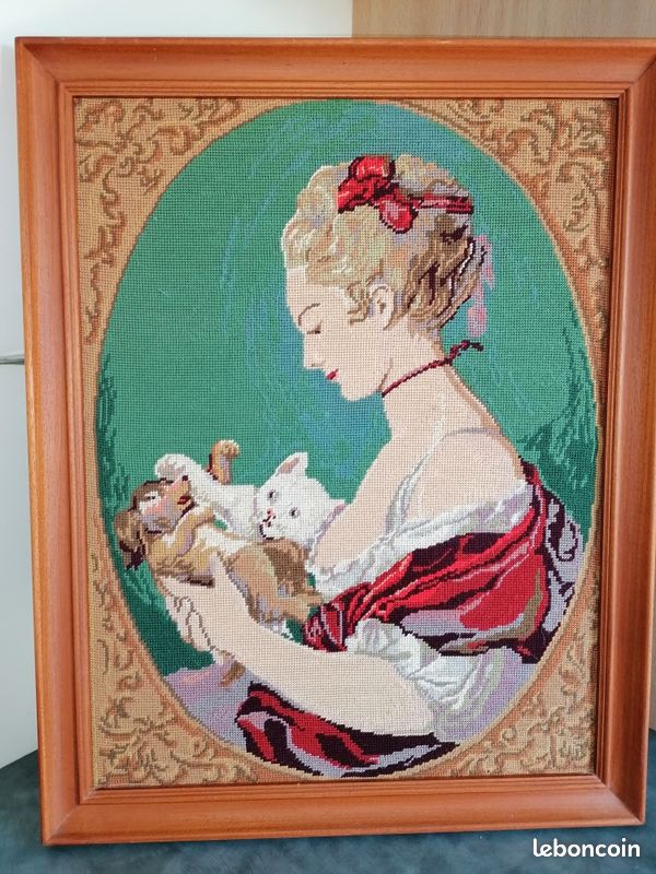 Canevas brodé ancien encadré "Les Deux Amis" d'après Fragonard - Jeune femme au chien et au chat (image 1)