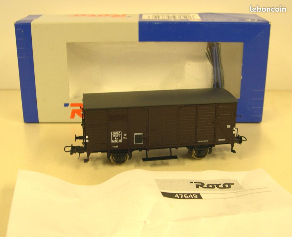 ROCO Wagon couvert à essieux parois frise de bois brun ep III SNCF HO 1/87