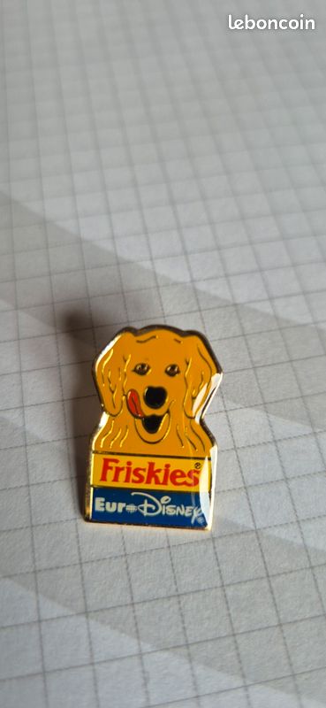 Pin's Eurodisney Friskies /chien langue rouge (image 1)