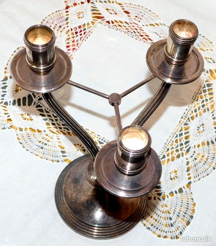 Paire De Bougeoirs Chandeliers Anciens Métal Argenté - Motif Coquillage Et Fleurs