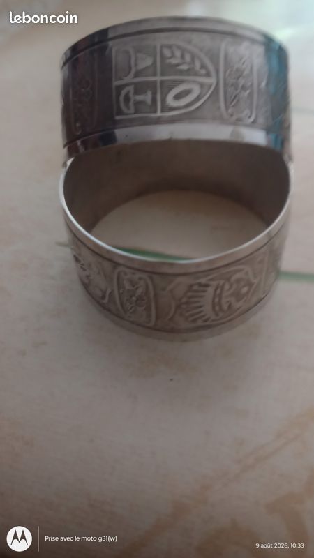 Rond de serviette ancien en argent orné de motifs gravés de type cartouches et frises florales (image 2)